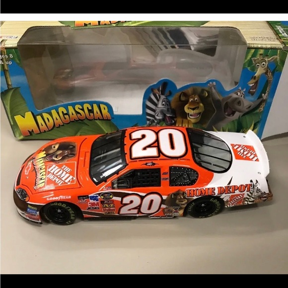 2005 TONY STEWART #20 MADAGASCAR 1:24 NASCAR DIE-CAST. - Picture 2 of 8